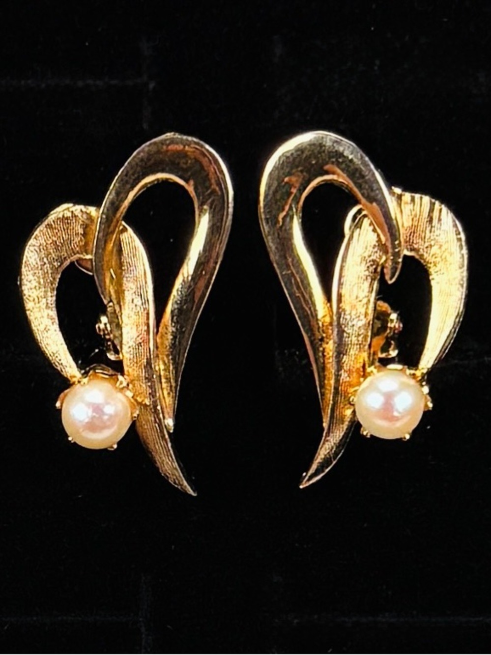 Vintage Goldtone, pearl clip on earrings